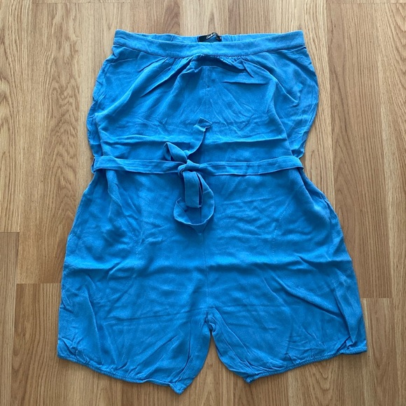 Tube style romper with belt and side pockets. - Picture 1 of 4